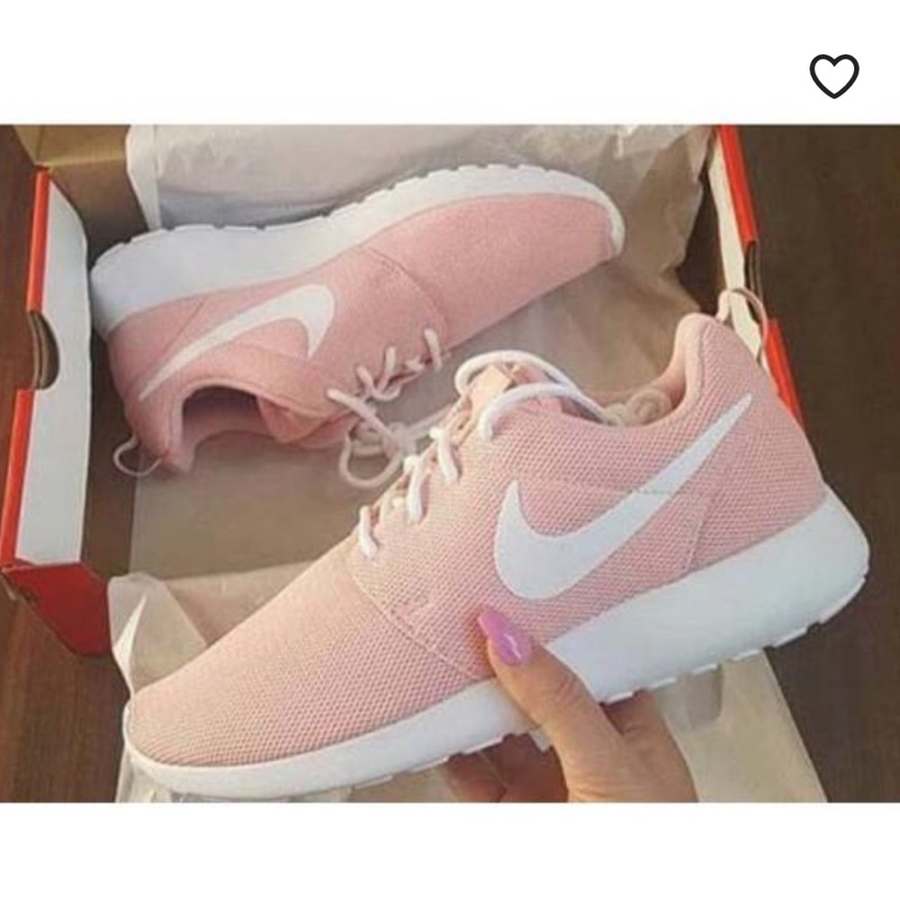 Light pink women’s Roshe size 8.5